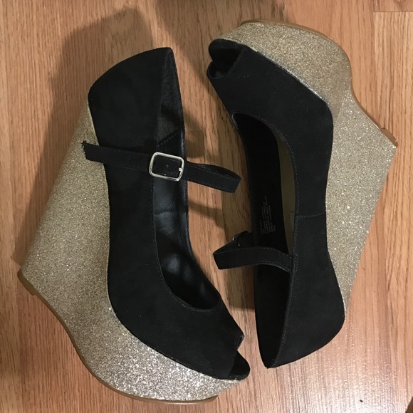 Steve Madden Black and Gold Wedges - Picture 1 of 5
